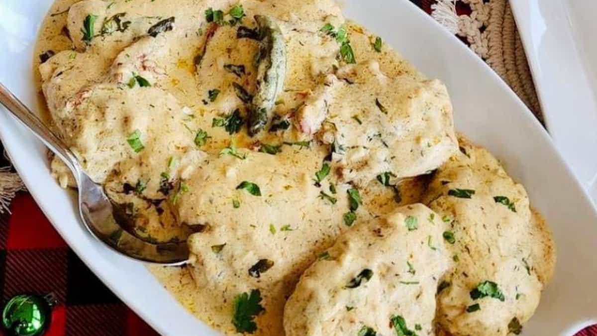 Poitrines de poulet à l'ail et au beurre crémeux.