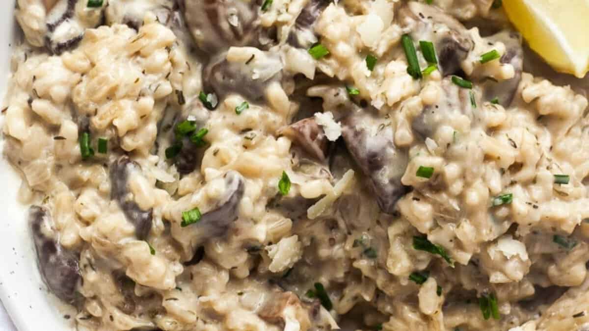 Risotto aux champignons cuit dans une mijoteuse.