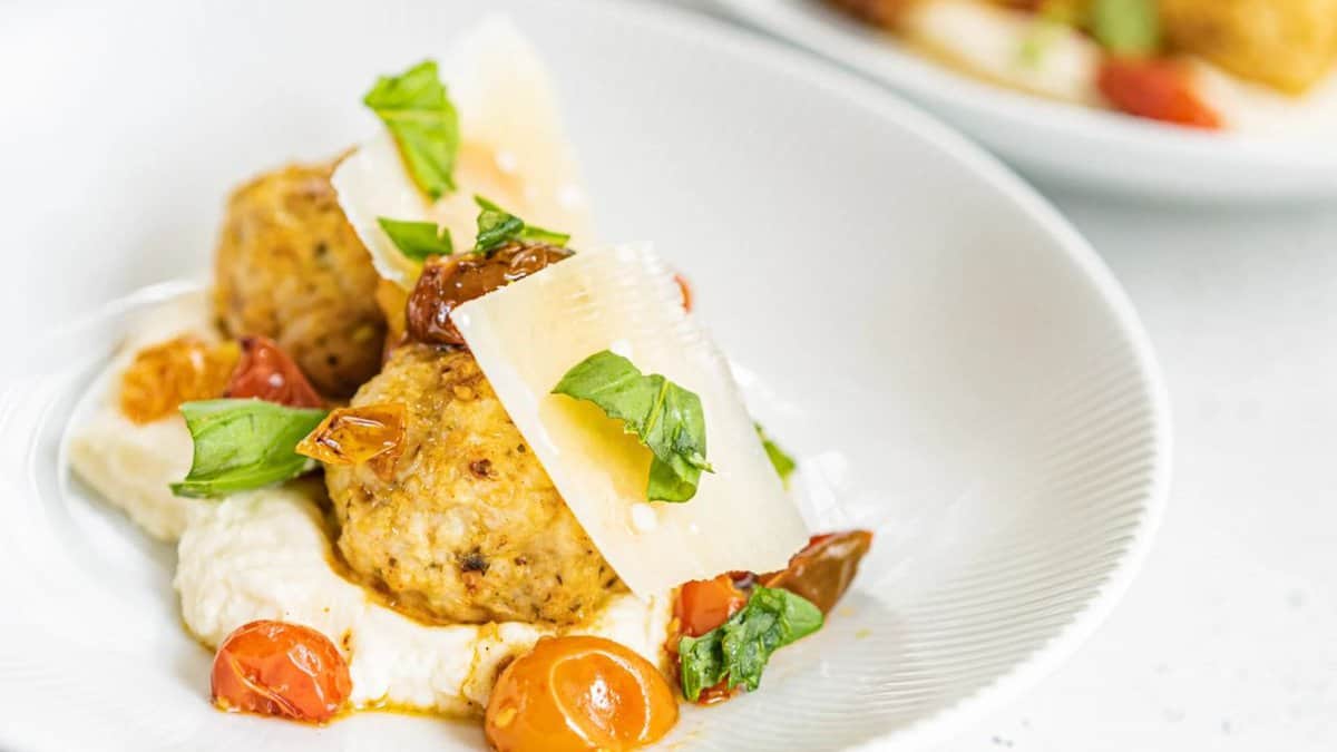 Boules de viande de dinde et tomates rôties avec purée de céleri-rave.