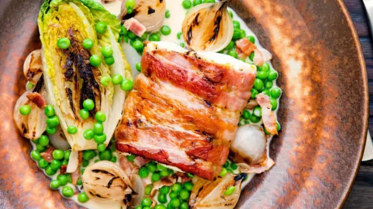 Cabillaud enroulé de bacon avec thym et citron.