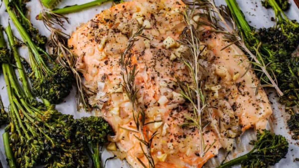 Saumon cuit au beurre avec broccolini.