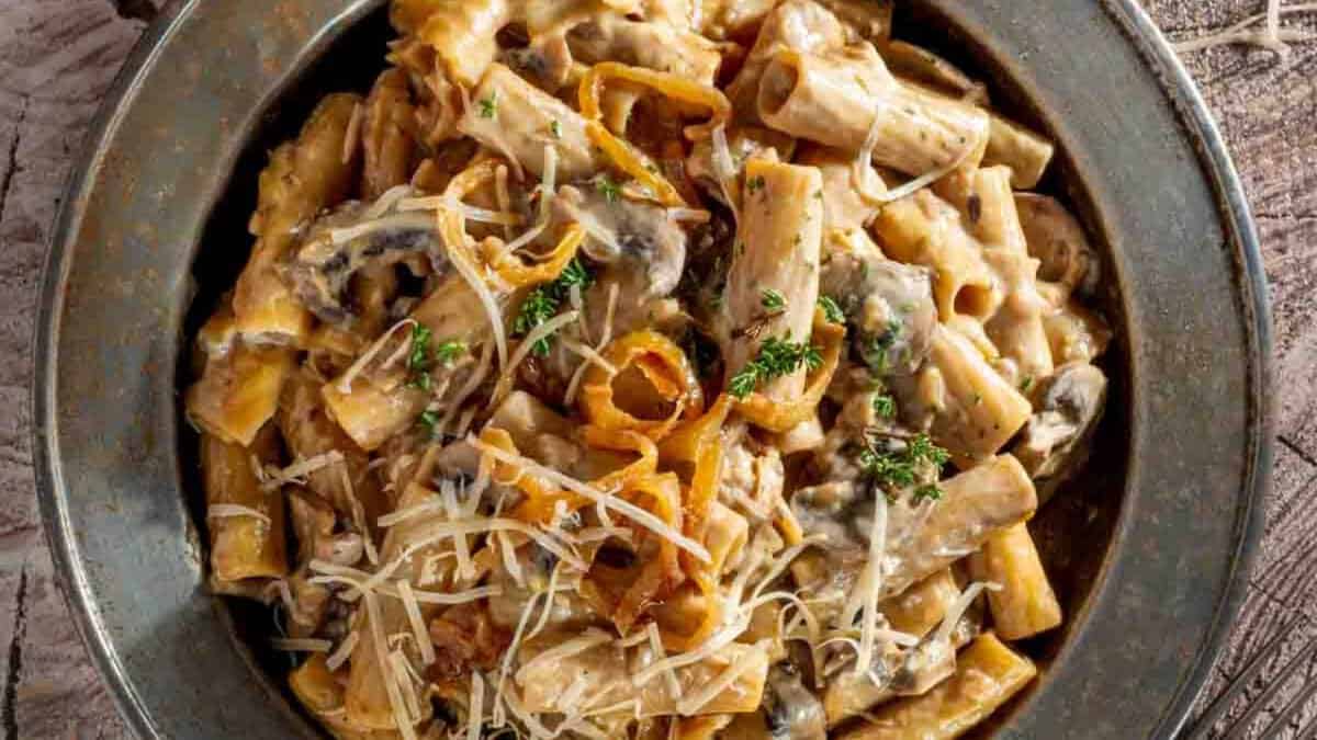 Pâtes à l'oignon français en une seule casserole.