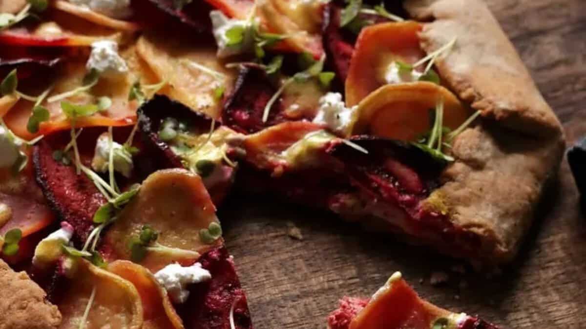 Galette de betterave saine avec fromage de chèvre.