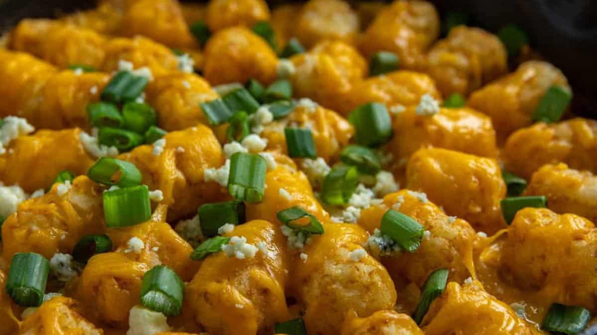Casserole de Tater Tots au Poulet Buffalo.