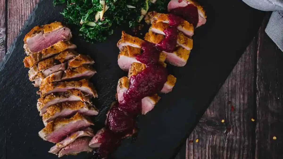 Recette de Poitrine de Canard Sautée avec Compote de Baies et Pommes.