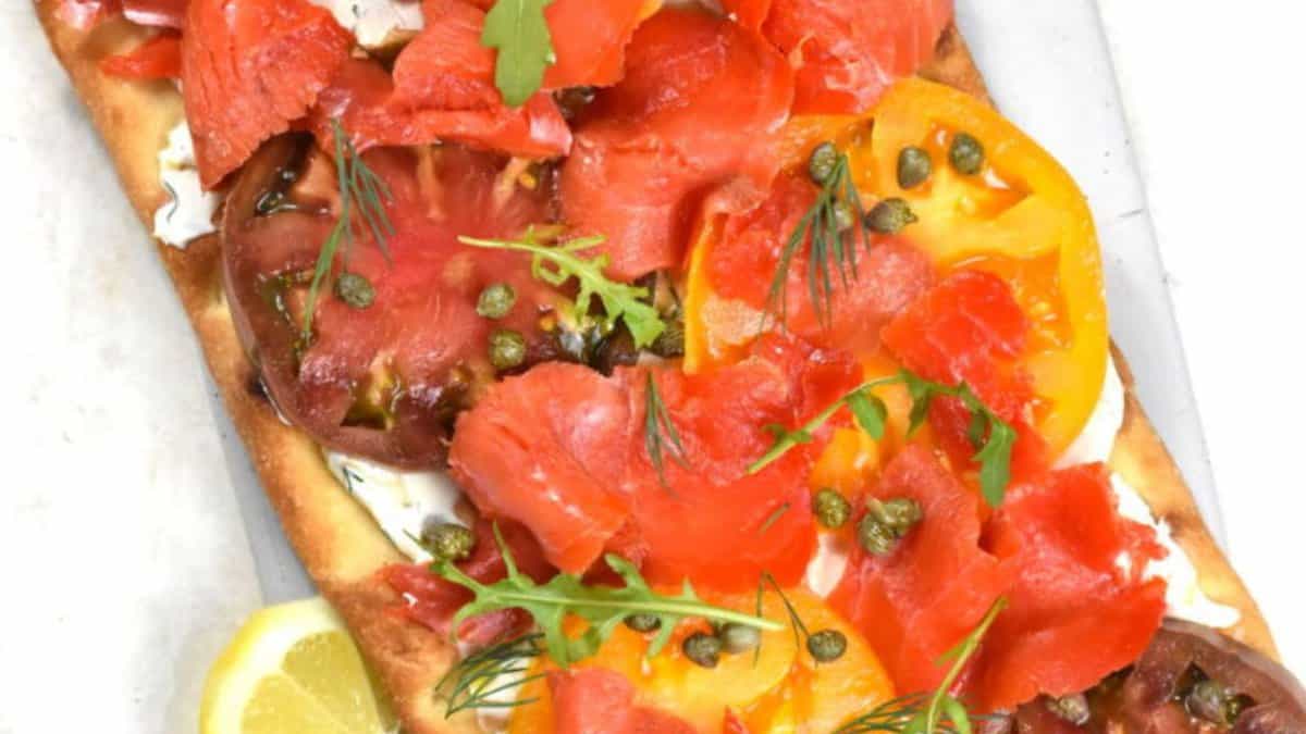 Flatbread garni de saumon fumé et de câpres.