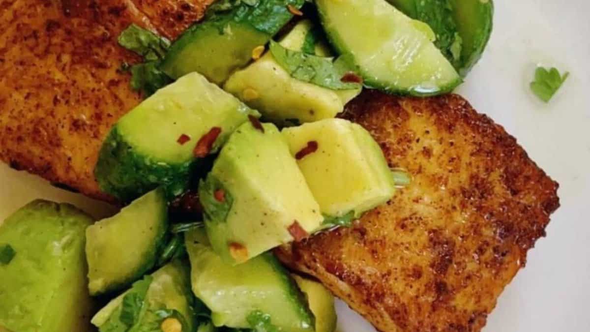 Saumon servi avec salsa d'avocat.
