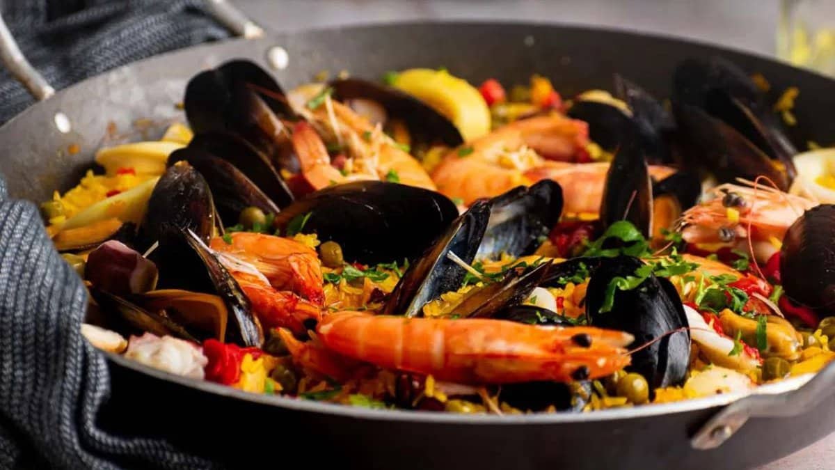 Paella de fruits de mer Valenciana.