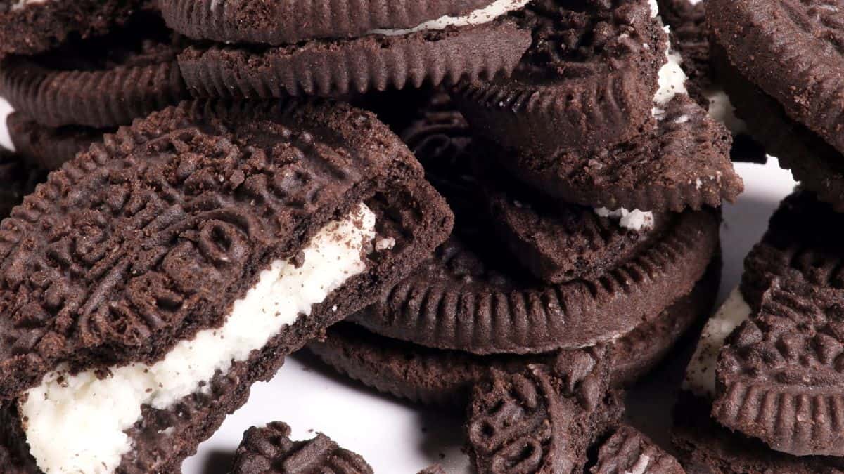 Tas de biscuits Oreo cassés.