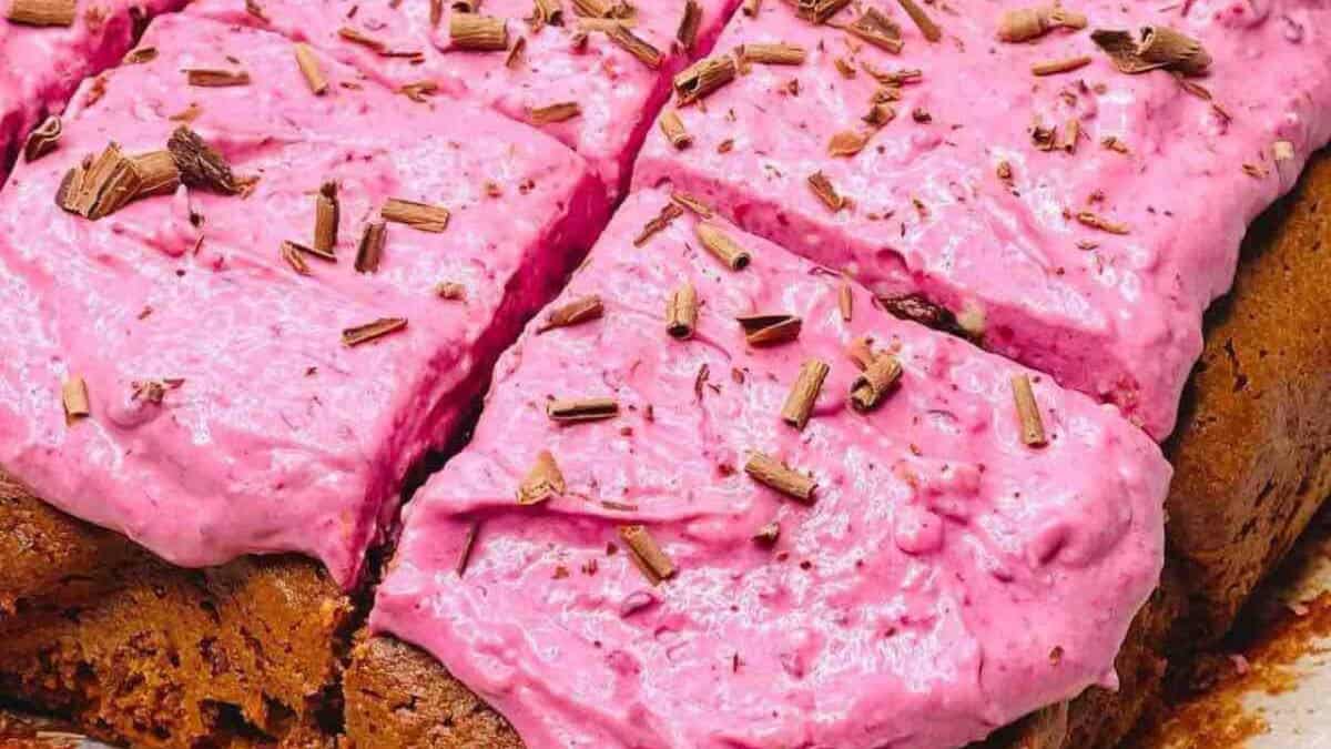 Brownies Garnis de Crème aux Baies Fraîches.