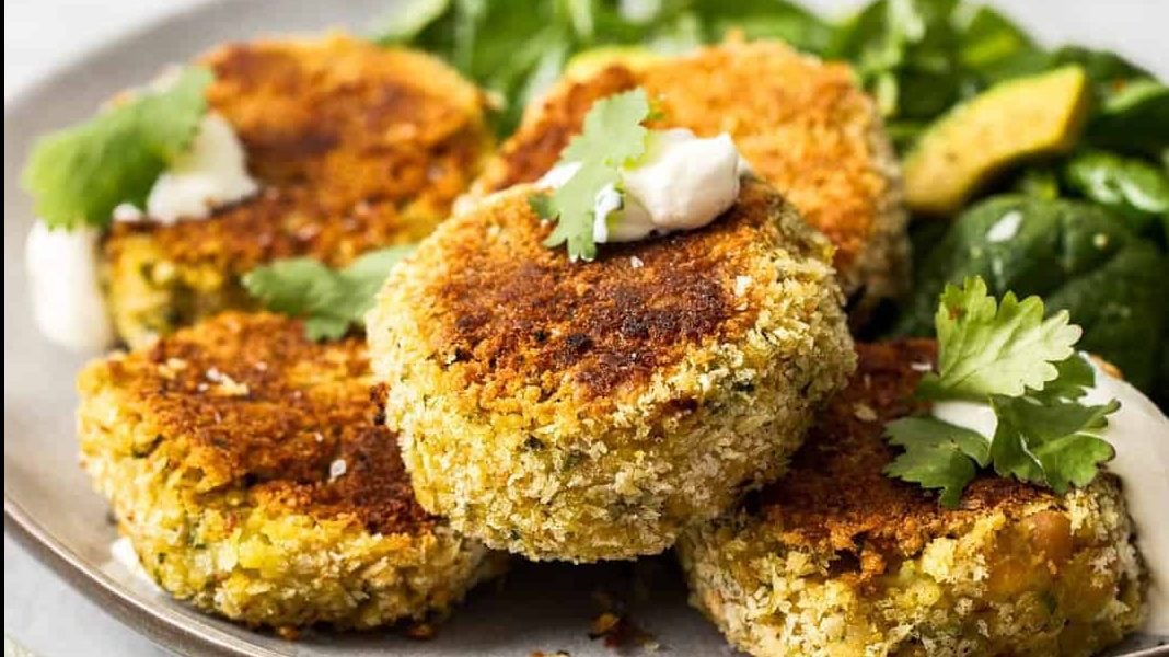 Beignets de pois chiches sur une assiette.