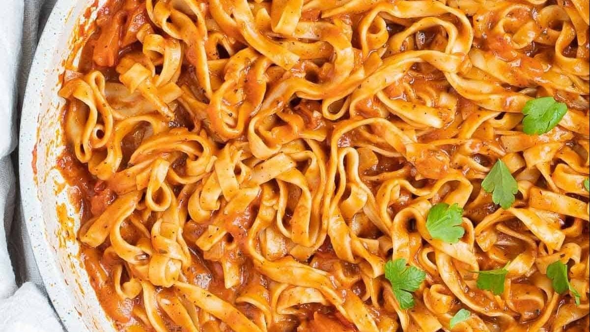 Pâtes au lait de coco dans une poêle.