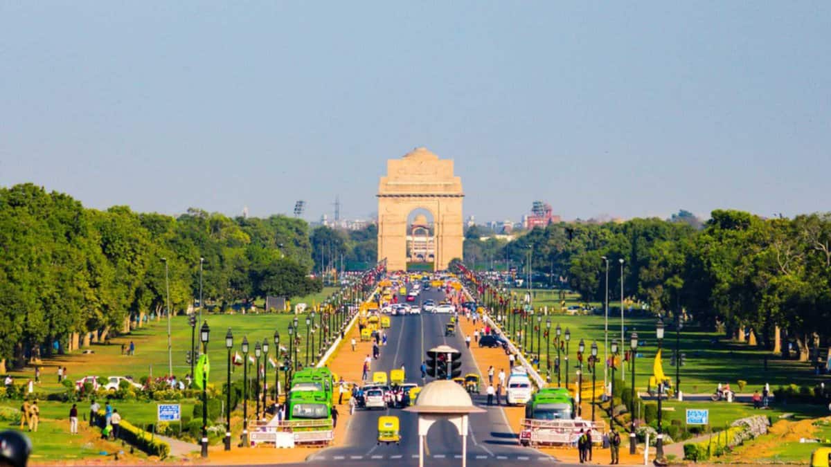 Rajpath avec le mémorial de la guerre India Gate en arrière-plan situé à New Delhi, Inde.