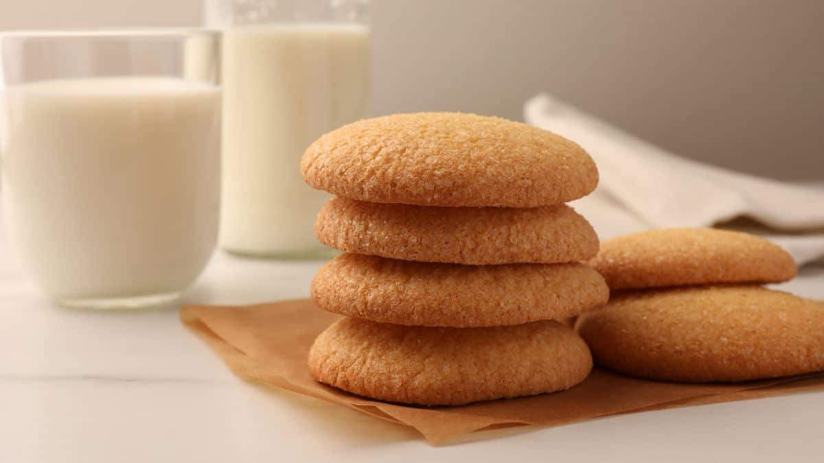 Une pile de biscuits au beurre.