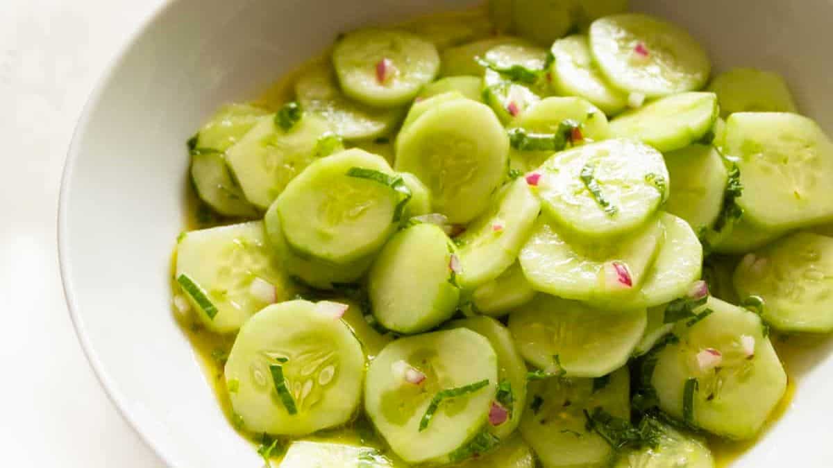 Concombres marinés sucrés et acidulés.