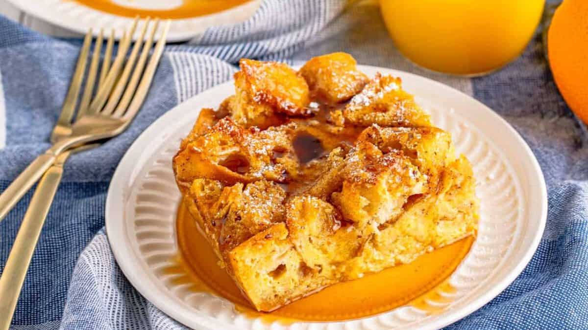 Une portion de casserole de pain perdu de nuit.