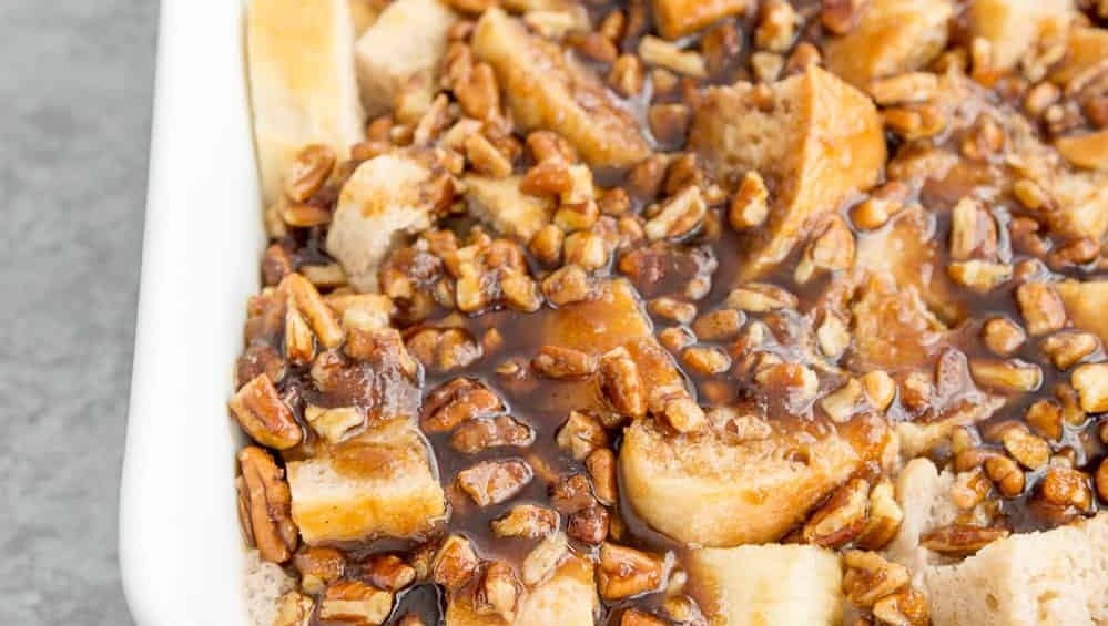 Une casserole de pain perdu végétalien.