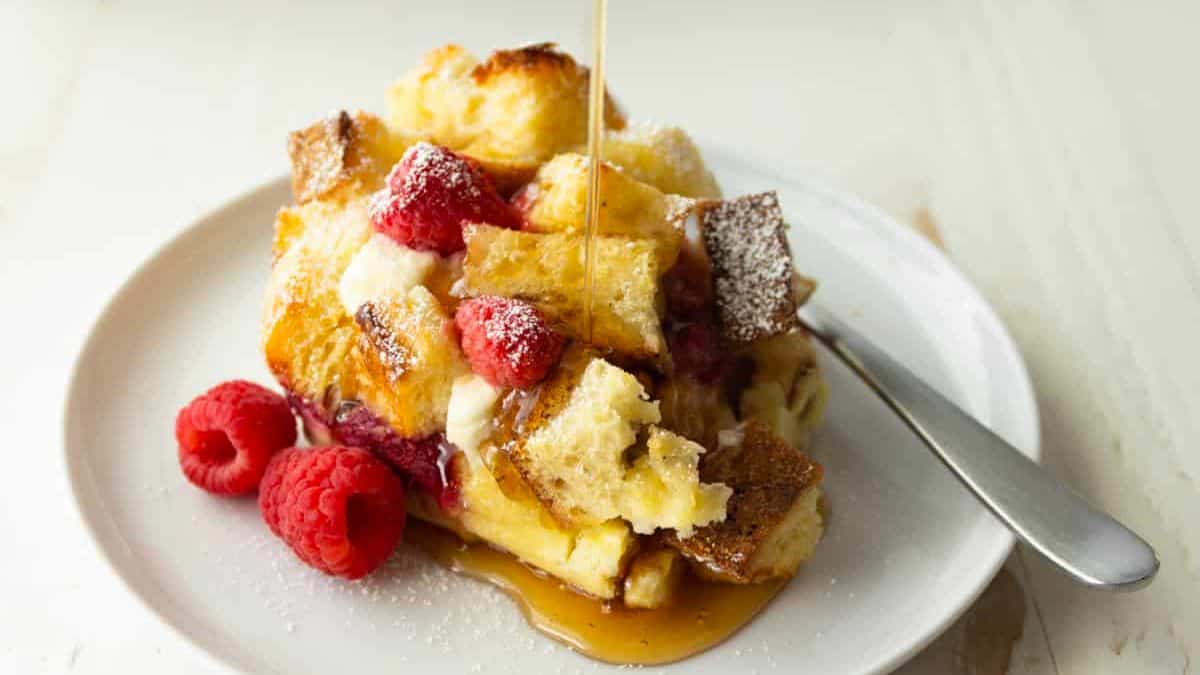 Casserole de Pain Perdu aux Framboises et Fromage à la Crème