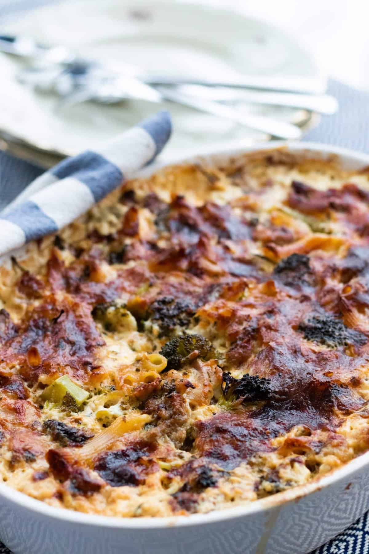 vue latérale du gratin de poulet et brocoli