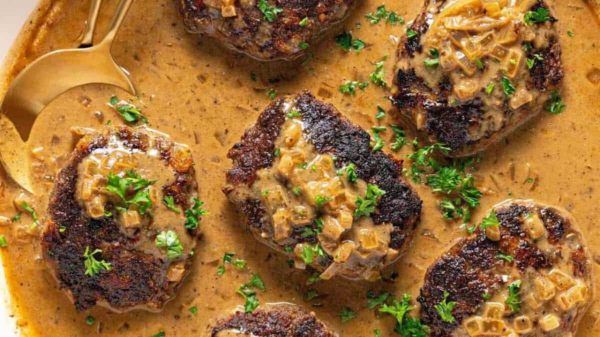 Steak hamburger avec sauce.
