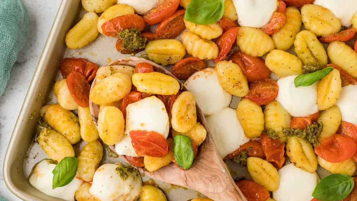 Gnocchis Caprese sur une plaque.