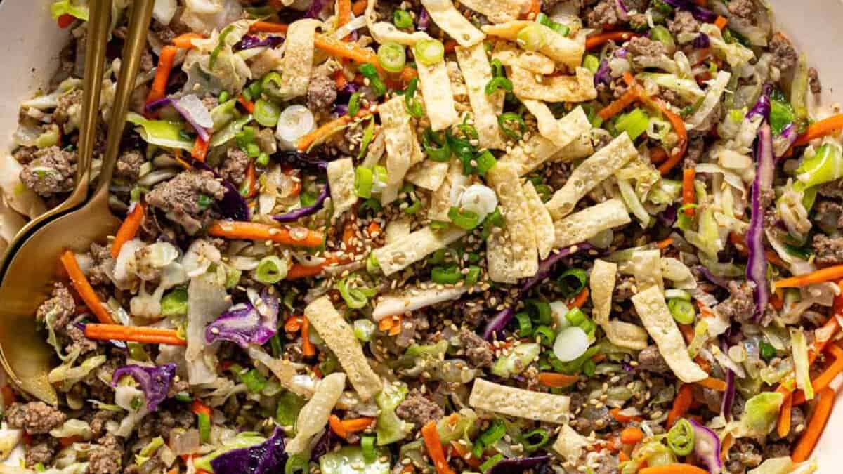 Egg roll dans un bol avec des baguettes.