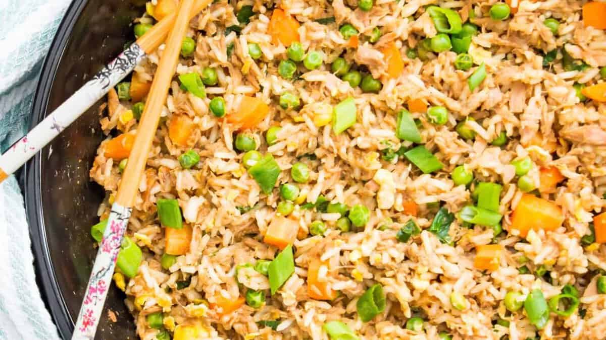 Riz frit au thon en une seule poêle