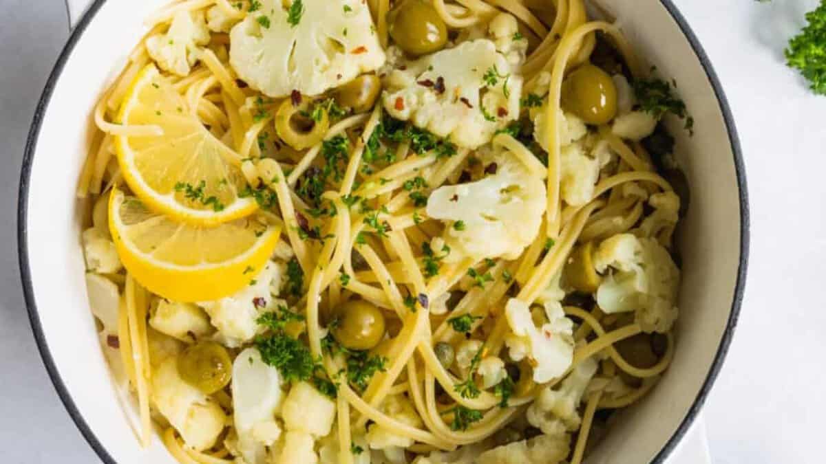 Pâtes linguine avec chou-fleur, citron et olives