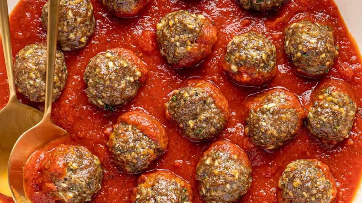 Boulettes de viande à l'airfryer avec sauce.