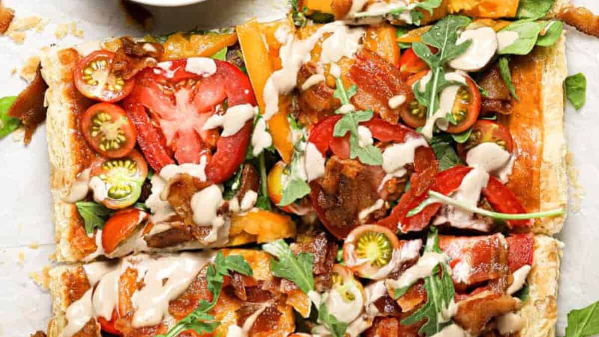 Tranches carrées de tarte feuilletée BLT.