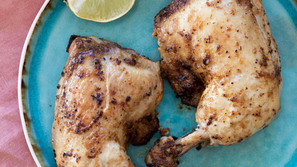 Cuisses de poulet marinées dans une marinade mexicaine.