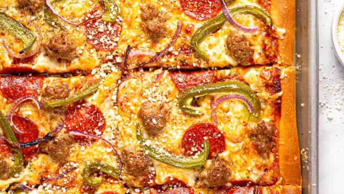 Une part de pizza sur plaque.