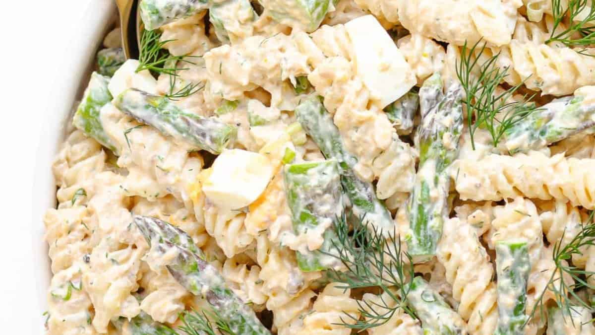 SALADE DE PÂTES AU SAUMON ET AUX ASPERGES.