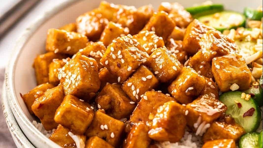 Une assiette de tofu collant.