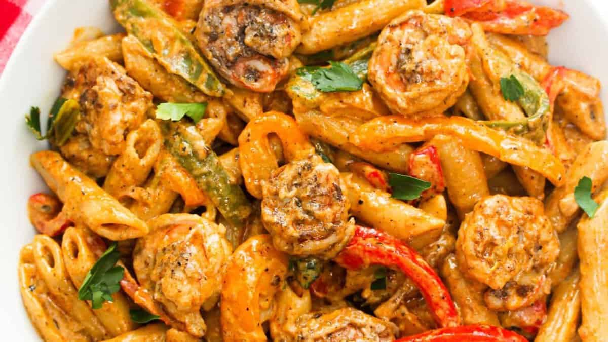 Pâtes Rasta avec crevettes Jerk.