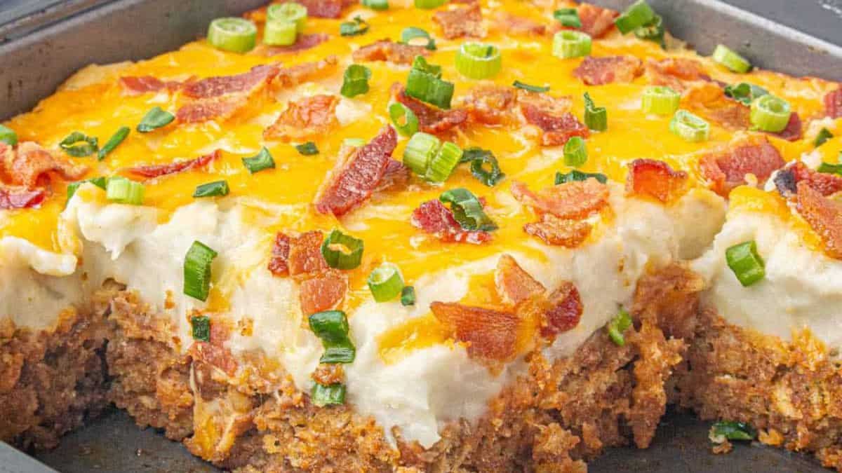 Casserole de Pain de Viande Cowboy avec Purée de Pommes de Terre.