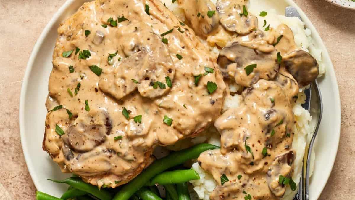 Côtelettes de Porc à la Crème de Champignons.