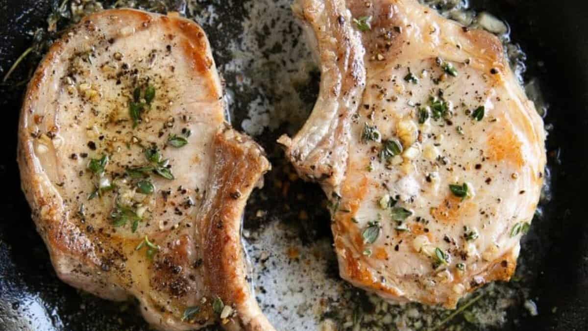 Côtelettes de Porc au Beurre à l'Ail.