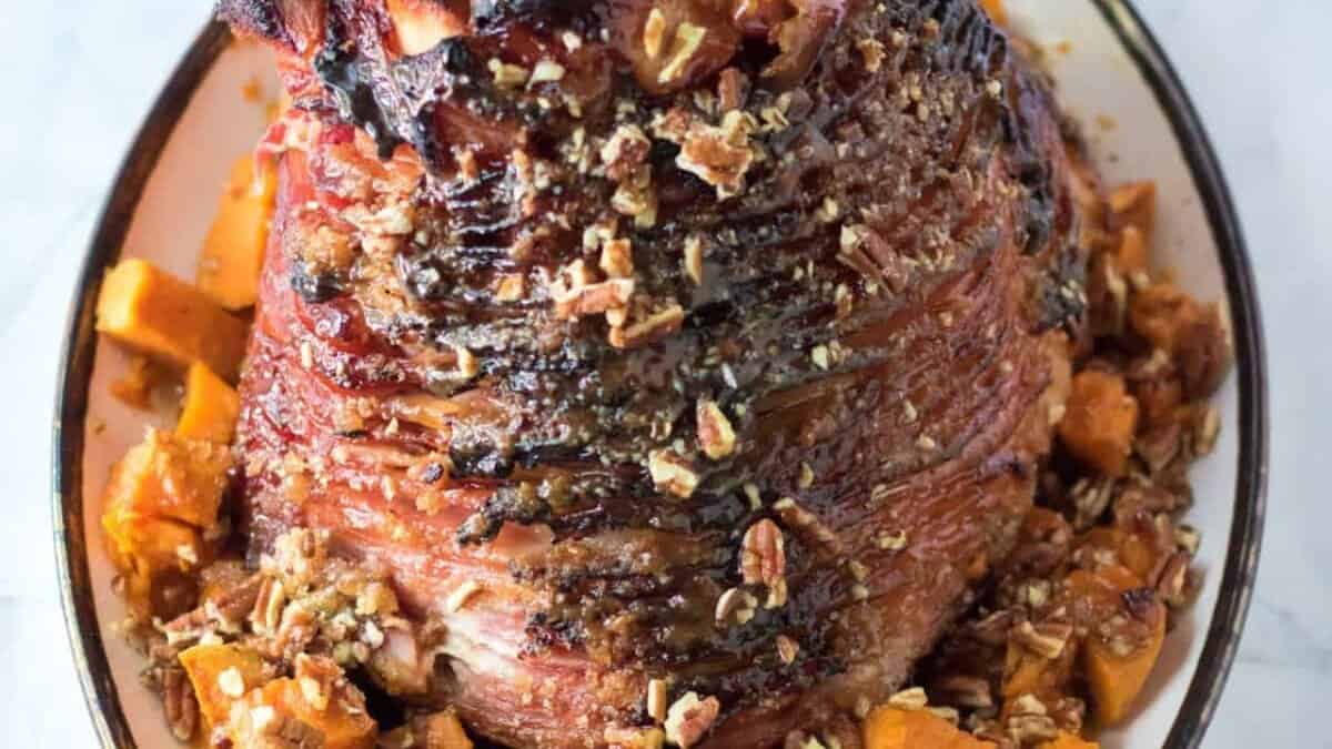 Jambon glacé aux pralinés de noix de pécan.