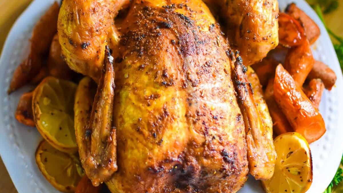 Poulet rôti croustillant avec sauce de poêle.