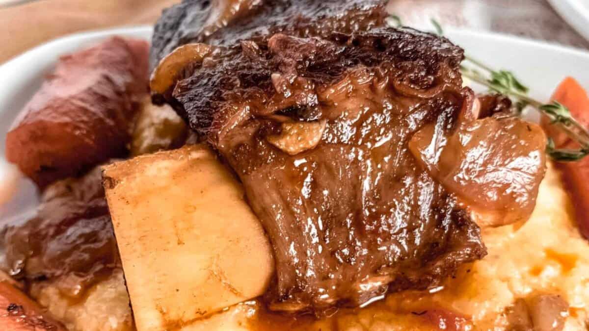 Côtes de boeuf braisées à la bière en cocotte.