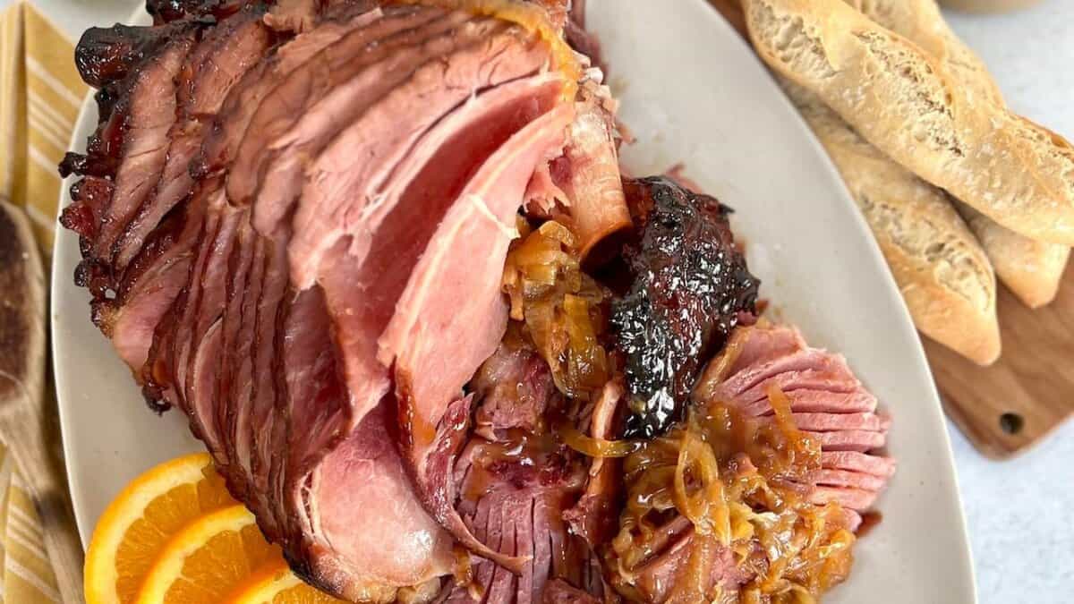 Poulet rôti grec avec beurre à l'ail et aux herbes.