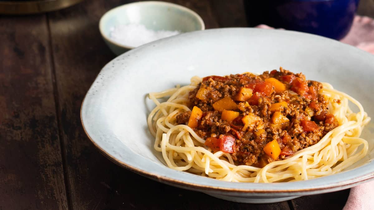 Un bol de bolognaise à l'Instant Pot servie sur des pâtes.