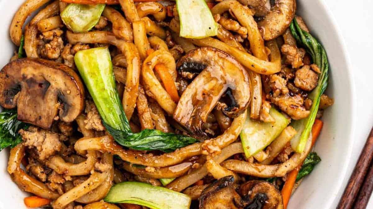 Yaki Udon (nouilles udon sautées) dans un bol blanc.