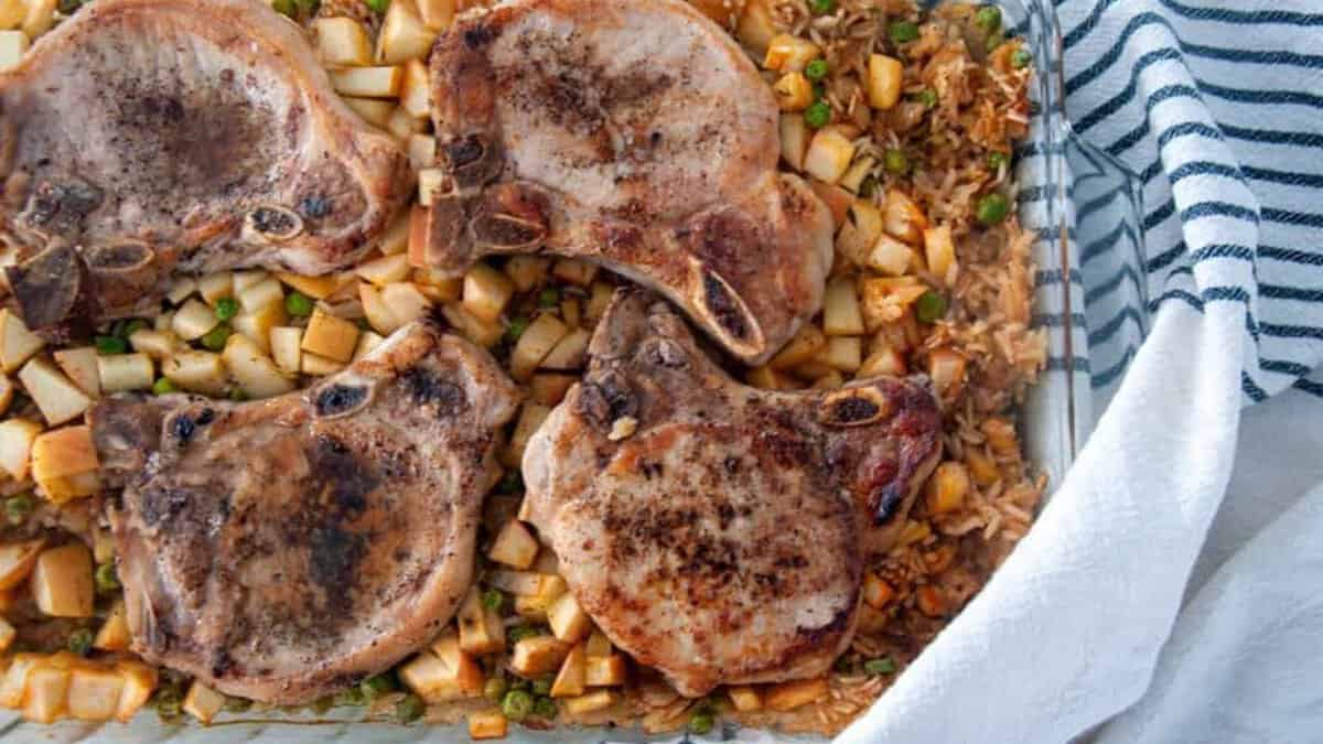 Côtelettes de Porc au Four avec Riz et Pommes.