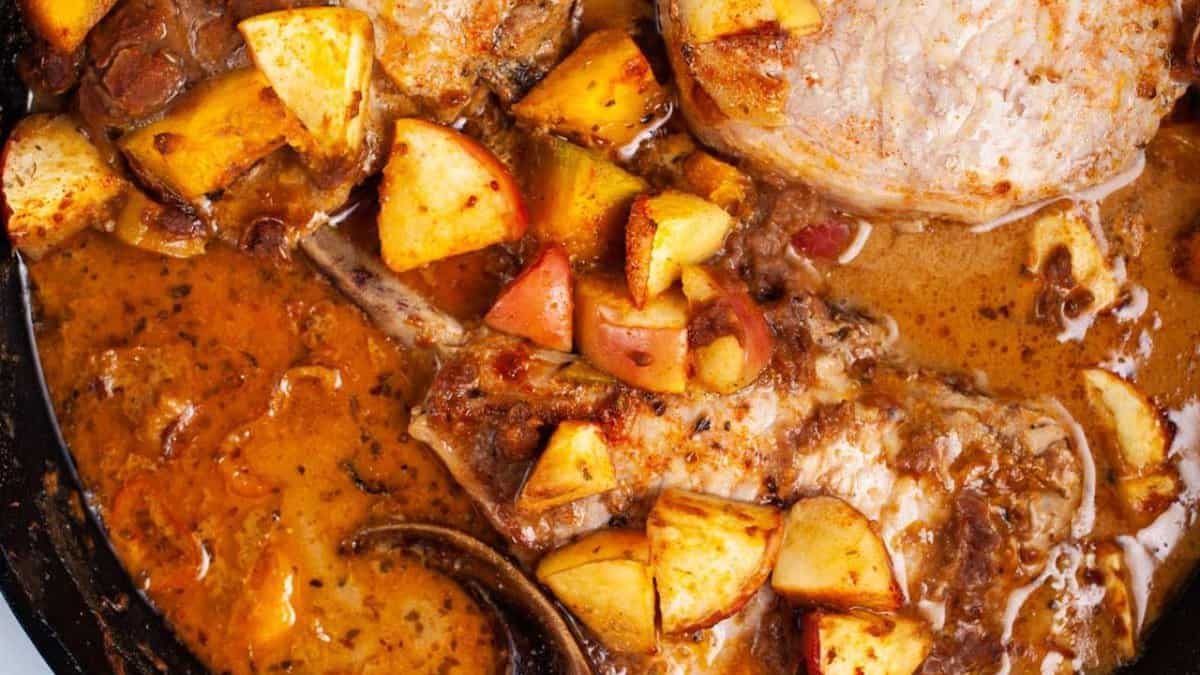Côtelettes de Porc en Fonte Juteuses avec Pommes et Courge.