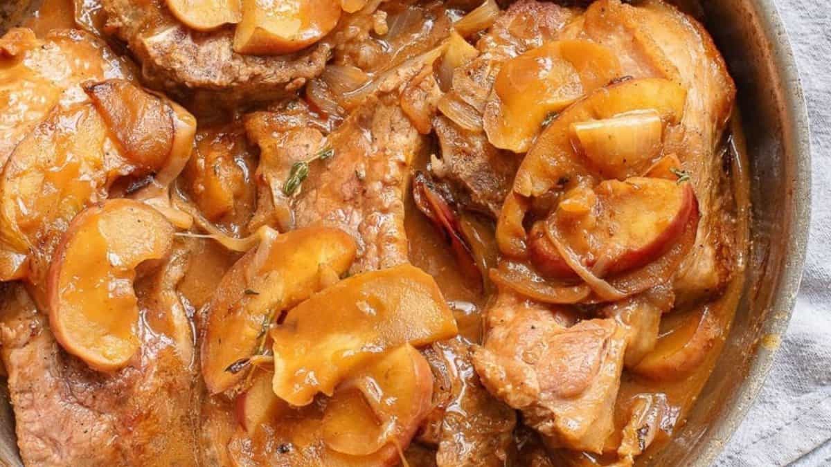 Côtelettes de Porc Braisées aux Pommes.