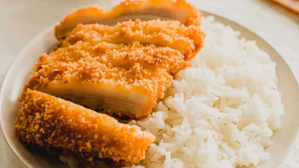 Côtelettes de Porc au Curry de Style Hongkongais avec Riz.
