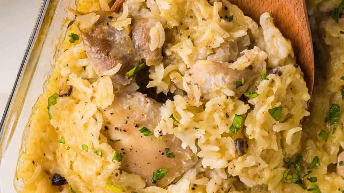 Casserole de poulet et riz à l'ancienne.