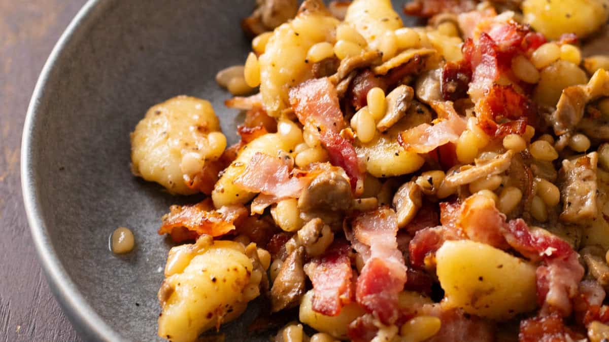 Gnocchis avec bacon et champignons.